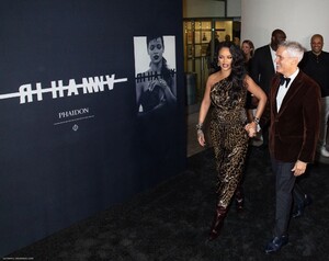 RIHANNA_BOOK_NYC_012.thumb.jpg.cb190355714bb22dda35c644dcc70ef6.jpg