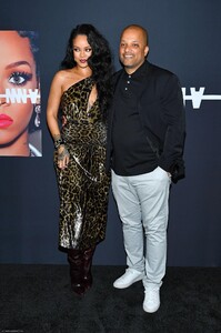 RIHANNA_BOOK_NYC_024.thumb.jpg.a3a945ca79ff8cd2fcb33da35e155a3d.jpg