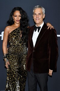 RIHANNA_BOOK_NYC_025.thumb.jpg.d1f49663a16b890973183e48f7dad8fc.jpg