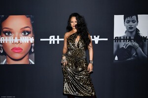 RIHANNA_BOOK_NYC_036.thumb.jpg.4f4a6fdab0ce68bf3fed3b3b1d1a6a2d.jpg