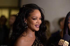 RIHANNA_BOOK_NYC_041.thumb.jpg.6292663146a363837a09e4acbcc86bbb.jpg