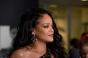 RIHANNA_BOOK_NYC_046.thumb.jpg.39941e39c419272ed66db65ca931419b.jpg