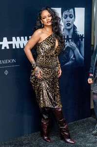 RIHANNA_BOOK_NYC_053.thumb.jpg.5efb491c767c33405c028756394313b7.jpg