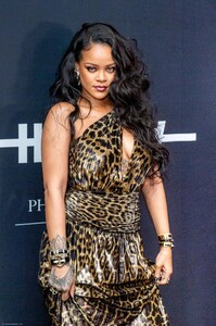 RIHANNA_BOOK_NYC_057.thumb.jpg.d5d05f27dab8169876818a9e7a1ef792.jpg