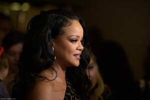 RIHANNA_BOOK_NYC_058.thumb.jpg.a0f754b8b686d5647705f8fe99256147.jpg