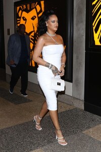 Rihanna-in-White-Dress-18.thumb.jpg.e34a1620106dc25d943249ad977a4cf3.jpg