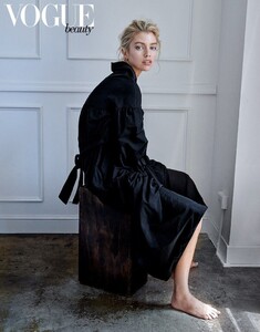 Stella-Maxwell-Beauty02.thumb.jpg.249c85a18b3ecc2dbce44c86dc827bcc.jpg