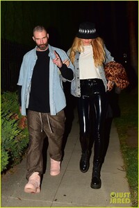 adam-levine-behati-prinsloo-private-party-01.jpg