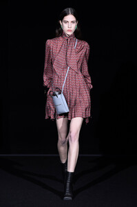 balenciaga_rtw_fall_2019_paris_fashion_week_pfw_028.thumb.jpg.ce5402b93a04f128f86dc42753ddb2d2.jpg