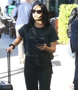 camila-mendes-with-luggage-new-york-10-23-2019-1.thumb.jpg.adaae312b41aef7a6987824181a1672b.jpg