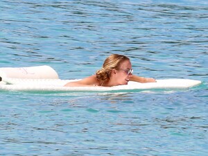 caroline-wozniacki-in-bikini-on-the-beach-in-barbados-10-28-2019-12.jpg