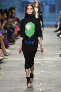 christopher_kane_rtw_fall_2019_gg_33.thumb.jpg.af494f26639093014906675885a5d926.jpg