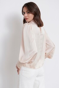 ginatricot-silk-blouse-2.thumb.jpeg.95f7ae60666b5ad0aaa9e42ff2da1b6b.jpeg