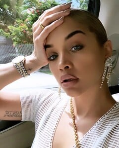 goldenbarbie_71828954_213904982934007_5879710966305427166_n.jpg