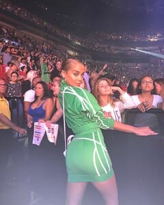 goldenbarbie_72535468_691729174672854_2108311883563199703_n.jpg