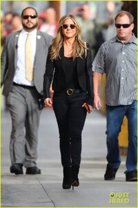 jennifer-aniston-heads-to-jimmy-kimmel-show-01.thumb.jpg.9a39817dc9547ce48483d4c0bf78e11f.jpg