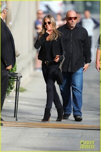 jennifer-aniston-heads-to-jimmy-kimmel-show-03.thumb.jpg.0fc61a43189ccb448372fb7e6b6968e5.jpg