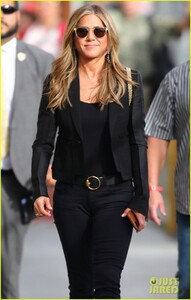 jennifer-aniston-heads-to-jimmy-kimmel-show-04.thumb.jpg.70933d55d03316ce725379830dc3f02d.jpg