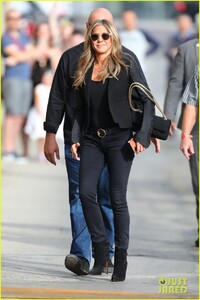 jennifer-aniston-heads-to-jimmy-kimmel-show-05.thumb.jpg.990d48828416f80edb198a25db4712a3.jpg