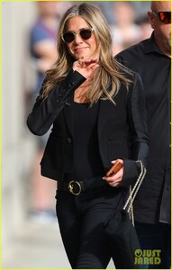 jennifer-aniston-heads-to-jimmy-kimmel-show-06.thumb.jpg.2c914379cf066cedbe12fc9eb0ae6660.jpg