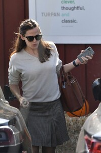 jennifer-garner-brentwood-county-mart-in-los-angeles-10-10-2019-4.jpg