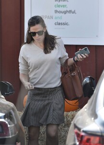 jennifer-garner-brentwood-county-mart-in-los-angeles-10-10-2019-5.jpg