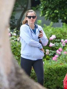 jennifer-garner-out-for-coffee-in-los-angeles-09-26-2019-0.jpg