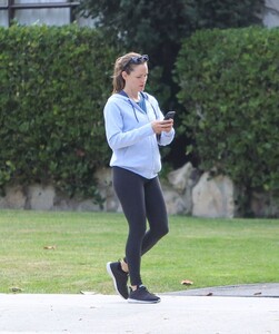 jennifer-garner-out-for-coffee-in-los-angeles-09-26-2019-1.jpg