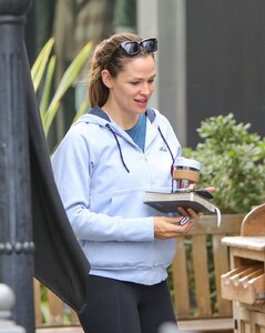 jennifer-garner-out-for-coffee-in-los-angeles-09-26-2019-2.jpg