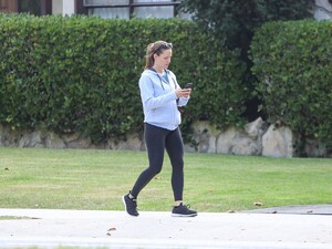 jennifer-garner-out-for-coffee-in-los-angeles-09-26-2019-4.jpg