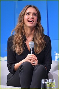 jessica-alba-talks-honest-company-building-business-bits-pretzels-founders-festival-03.thumb.jpg.4af4fd343ca04b02862a81f5aea995f5.jpg