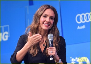 jessica-alba-talks-honest-company-building-business-bits-pretzels-founders-festival-07.thumb.jpg.e7ee315e58629558a65c5ee3aa96cdc4.jpg