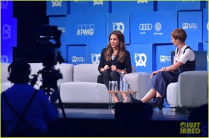 jessica-alba-talks-honest-company-building-business-bits-pretzels-founders-festival-08.thumb.jpg.c1740b5244b20498296ddde79f418cc4.jpg