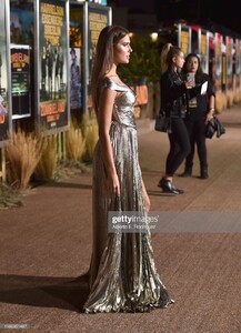 kara-del-toro-attends-the-premiere-of-sony-pictures-zombieland-double-picture-id1180351487.jpg