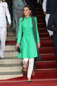 kate-middleton-meets-the-prime-minister-of-pakistan-in-islamabad-10-15-2019-11.jpg