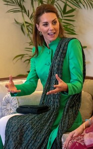 kate-middleton-meets-the-prime-minister-of-pakistan-in-islamabad-10-15-2019-6.jpg