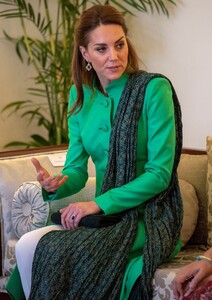 kate-middleton-meets-the-prime-minister-of-pakistan-in-islamabad-10-15-2019-8.jpg