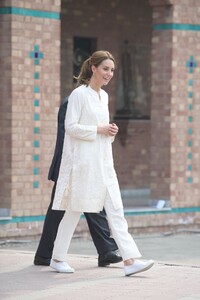 kate-middleton-visits-the-national-cricket-academy-in-lahore-10-17-2019-0.jpg