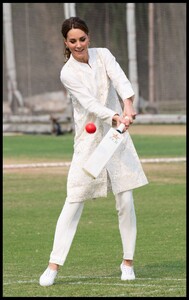kate-middleton-visits-the-national-cricket-academy-in-lahore-10-17-2019-15.jpg
