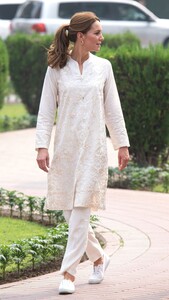 kate-middleton-visits-the-national-cricket-academy-in-lahore-10-17-2019-16.jpg