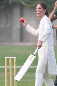 kate-middleton-visits-the-national-cricket-academy-in-lahore-10-17-2019-2.jpg