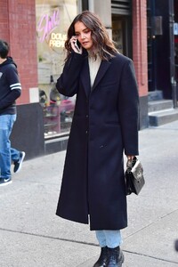 katie-holmes-autumn-street-style-nyc-10-15-2019-0.jpg