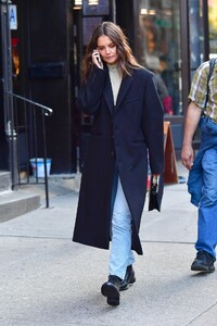 katie-holmes-autumn-street-style-nyc-10-15-2019-2.jpg