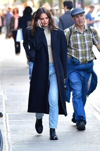 katie-holmes-autumn-street-style-nyc-10-15-2019-3.jpg