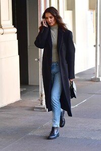 katie-holmes-autumn-street-style-nyc-10-15-2019-4.jpg