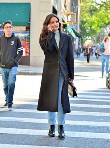 katie-holmes-autumn-street-style-nyc-10-15-2019-8.jpg
