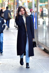 katie-holmes-autumn-street-style-nyc-10-15-2019-9.jpg