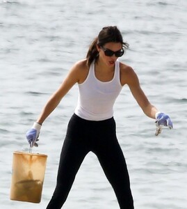 kendall-jenner-heal-the-bay-to-clean-up-the-beaches-in-malibu-10-09-2019-1.jpg