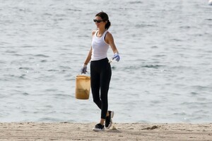 kendall-jenner-heal-the-bay-to-clean-up-the-beaches-in-malibu-10-09-2019-11.jpg
