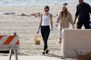 kendall-jenner-heal-the-bay-to-clean-up-the-beaches-in-malibu-10-09-2019-14.jpg
